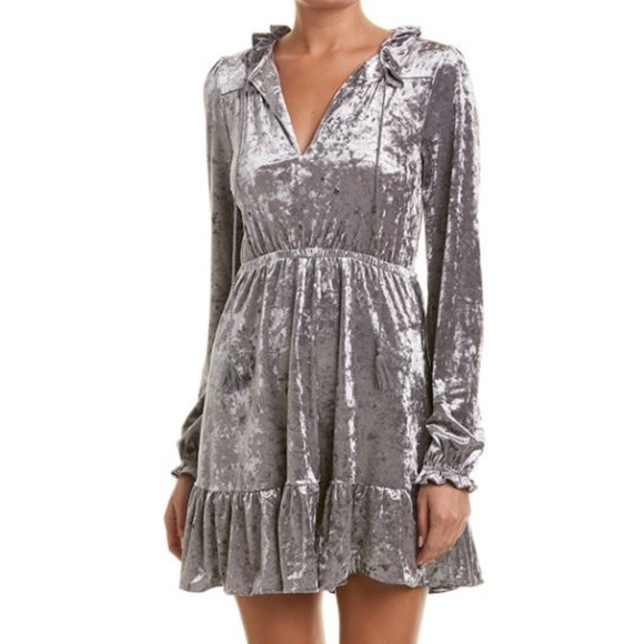 Romeo & Juliet Couture Dresses & Skirts - Romeo&Juliet Couture Velvet Tie Neck Dress size M